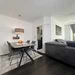 公寓 Modern With Balcony & Parking
