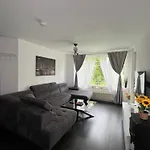 Modern With Balcony & Parking 沃尔夫