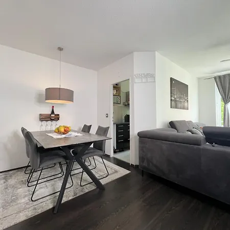 아파트 Modern With Balcony & Parking